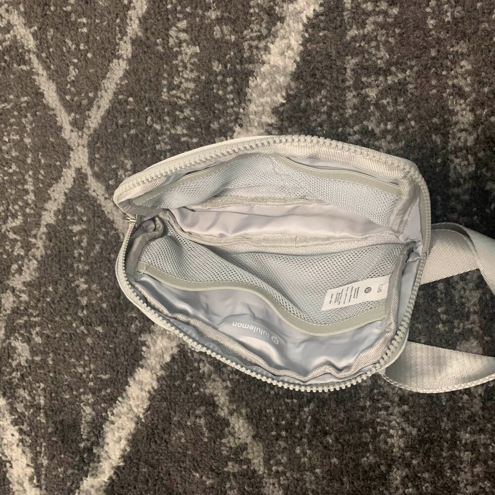 Lululemon Everywhere Bag 1L - Picture 2 of 3